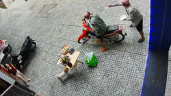 Hai thanh niên giật đồ cúng cô hồn siêu 'văn minh'
