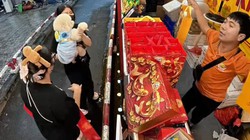 Chủ tiệm quẩy hết cỡ khi có 'khách sộp' mua bánh trung thu