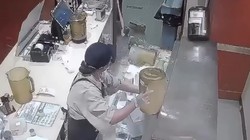 Cô gái đứng hình vì tủ pha chế bỗng dưng bị ngã