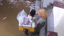 Khoảnh khắc hài hước khi bà đưa cháu đi chạy lũ