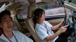 Học viên nhắm mắt để né nước khiến thầy dạy lái xe bật cười