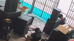 Thanh niên thót tim với pha thử loa của đồng nghiệp