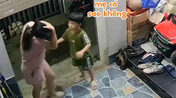 Mẹ đụng đầu vào cửa cuốn, phản ứng của con trai gây bão mạng