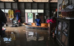 Thais navigate flooded homes and ancient temples by boat