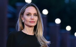 Angelina Jolie reveals mastectomy scars in Time France magazine