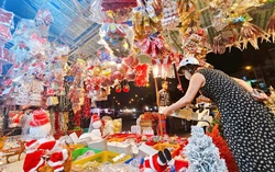 Christmas decoration sales in Ho Chi Minh City slump after storms, floods