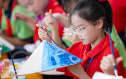 Chinese students learn about Vietnamese history, culture