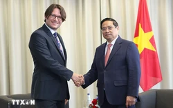 Vietnam PM meets Estonian firms, urges investment in digital, tech sectors