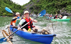 Volunteers remove trash to protect Vietnam’s Lan Ha Bay