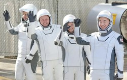 Astronauts leave ISS in first-ever medical evacuation