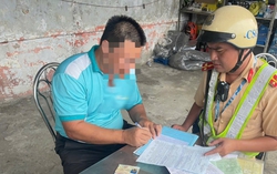 Police step up pre-Tet checks at Ho Chi Minh City bus terminal, find ride-hailing taxi driver with alcohol