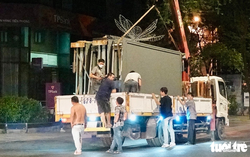 Businesses in Ho Chi Minh City remove illegal sidewalk ads amid crackdown