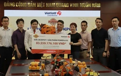 Vietnamese man winning $3.2mn jackpot goes public without mask 