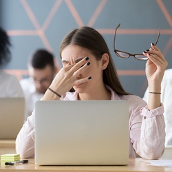 Podcast: Biểu hiện của 'hội chứng khô mắt' và cách ngăn ngừa