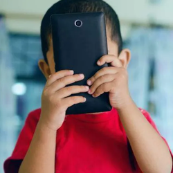 Podcast: Trẻ dưới 13 tuổi sử dụng smartphone, chuyên gia cảnh báo điều gì với các bậc phụ huynh?