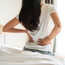 Podcast: Mới ngoài 20 tuổi bị thoái hóa đĩa đệm, điều trị ra sao ?