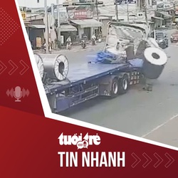 Tin tức tối 7-1: Cuộn tôn hàng chục tấn lăn đè bẹp cabin xe đầu kéo, rơi xuống quốc lộ 51