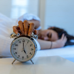 Podcast: Đặt chuông báo thức, tắt rồi ngủ tiếp, tưởng bình thường nhưng nguy hại vô cùng