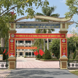 Podcast: Học sinh, thầy giáo nói về bài văn 21 trang gây tranh cãi của nữ sinh thủ khoa lớp chuyên văn