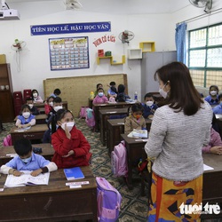 Em học sinh lớp 6 không biết đọc, chỉ viết được tên mình