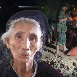 Lời kể của cụ bà 90 tuổi liều mình bơi qua dòng nước lũ ở Thanh Hóa