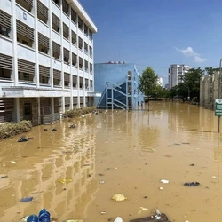 Nhà trường nói gì về thông tin sinh viên bị gây khó khi nhận cơm từ thiện giữa mưa lũ?