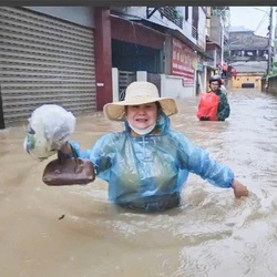 Mưa lũ kéo dài, bác sĩ chỉ cách giữ an toàn cho cả gia đình