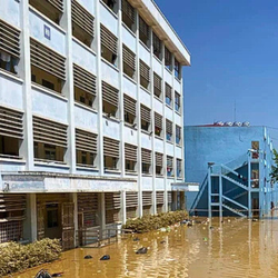 Yêu cầu đình chỉ nhân viên căng tin vụ sinh viên 'tố' bị gây khó khi nhận cơm từ thiện
