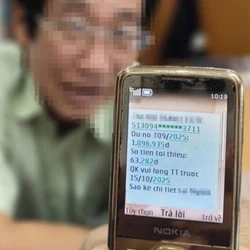 Chậm trả 8.800 đồng phí SMS bị ngân hàng tính lãi hơn 1 triệu: Quá vô lý!