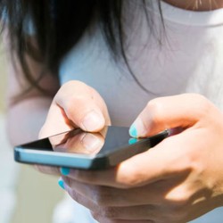 Mải chơi game, xem điện thoại, hay dùng đồ ăn nhanh... khiến nhiều người trẻ mắc bệnh trĩ