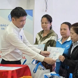 Niềm vui của 304 phụ nữ khó khăn được tặng thẻ BHYT ở TP.HCM