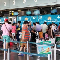 Vietnam Airlines thu phí hành lý xách tay quá cước ngay cửa ra máy bay từ ngày 3-11