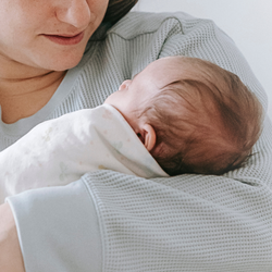 Giật mình khi người lớn cho trẻ tắm bia, uống mật gấu để đẹp da, chống bệnh hiểm nghèo