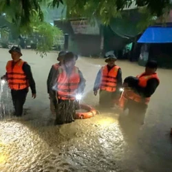 Thái Nguyên chìm trong lũ lụt, Hà Nội nhiều nơi vẫn ngập sâu