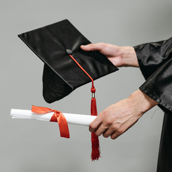 Vụ 2 giảng viên bị tố dùng bằng tiến sĩ chưa được công nhận: Đại điện nhà trường nói gì?