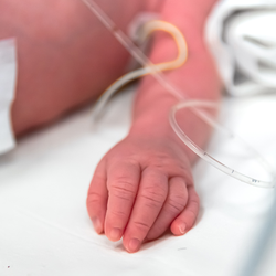 Trẻ sơ sinh bệnh nặng sau 10 giờ xuất viện: Người nhà bệnh nhi bức xúc, bệnh viện nói gi?