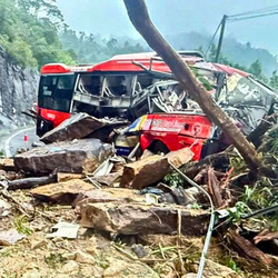 Toàn cảnh vụ tai nạn do sạt lở khiến ít nhất 6 người thiệt mạng trên đèo Khánh Lê