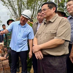 Thủ tướng Phạm Minh Chính thăm vùng lũ Phú Yên, động viên người dân ổn định đời sống