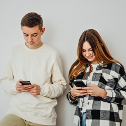 Có phải người trẻ lạm dụng điện thoại vì cảm giác cô đơn?