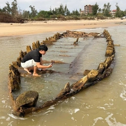 Xác tàu cổ Hội An bất ngờ xuất hiện rồi mất dấu trên bãi cát