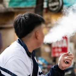 Nhiều bệnh nhân ngã quỵ, co giật thậm chí suy thận sau khi hút vài hơi thuốc lá điện tử