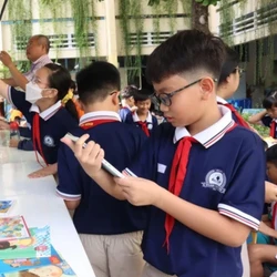 Được ngồi ăn sáng với thầy hiệu trưởng, học trò nhỏ ở TP.HCM bày tỏ gì?