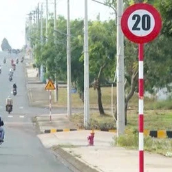 Tháo dỡ biển báo giới hạn tốc độ 20km/giờ ở Đồng Nai sau phản ánh của người dân