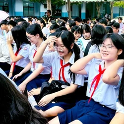 Giáo viên TP.HCM bức xúc vì phải 'ngồi đủ 8 tiết' để được xét thu nhập tăng thêm