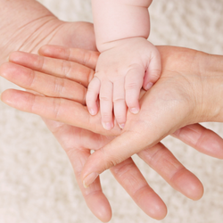 Bé sơ sinh bị bỏ rơi được giao cho gia đình có 3 con thay vì gia đình hiếm muộn, vì sao?