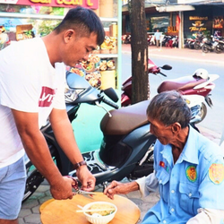 Tiệm mì 1.000 đồng một tô giúp ông lượm ve chai, bà bán vé số, anh thợ hồ no bụng