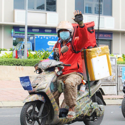 Thương mại điện tử lên ngôi, shipper vẫn chỉ nhận tiền công bèo bọt và... hết