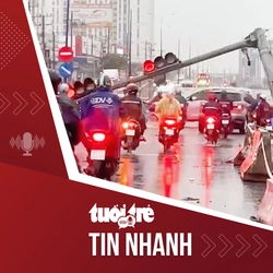 Tin tức tối 10-5: Cột đèn giao thông ngã ngang quốc lộ 13 qua Bình Dương sau mưa lớn