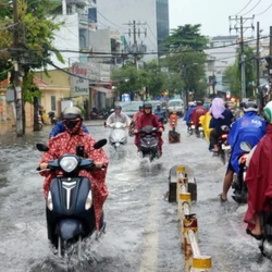 Mùa mưa ở Nam Bộ năm nay đến sớm và kéo dài hơn thường lệ