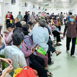 Nên phát thuốc 2 tháng/lần để giảm tải bệnh viện, giảm khổ bệnh nhân BHYT